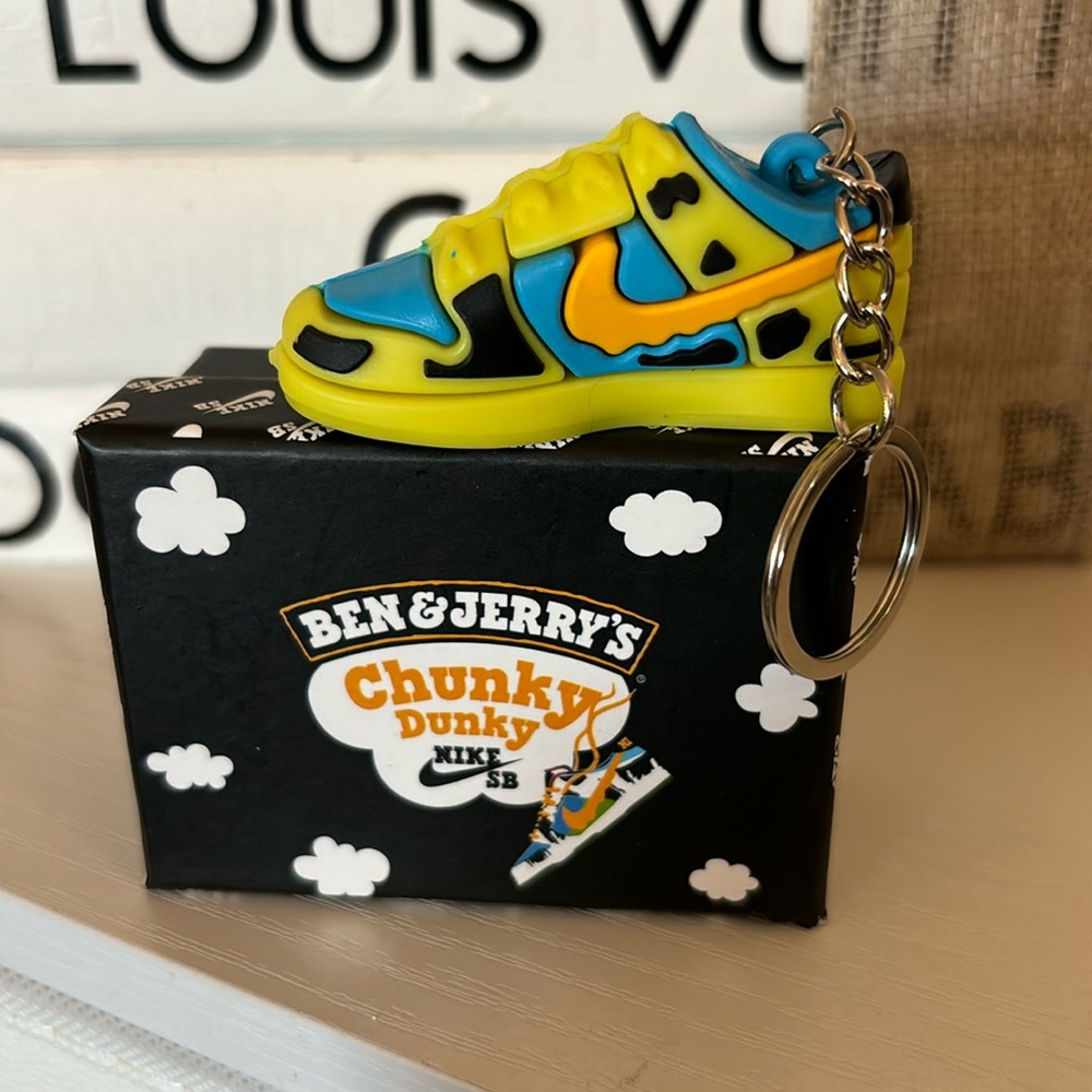 RUBBER KEYCHAIN, COMES WITH BOX